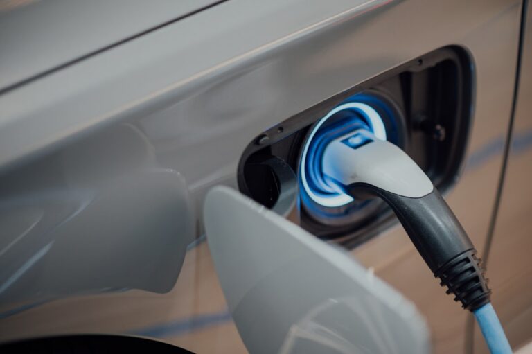 Bidirektionales Laden: Warum V2G 2026 dein Auto zur Powerbank macht