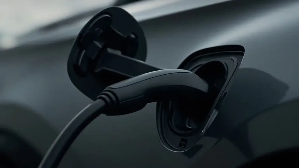 Detailaufnahme eines eingesteckten Typ-2-Ladekabels an der Ladebuchse eines Elektroautos.